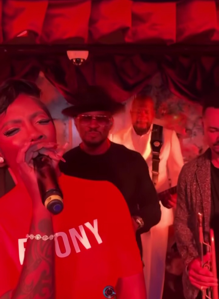 Tiwa Savage performing alongside Usher Raymond 