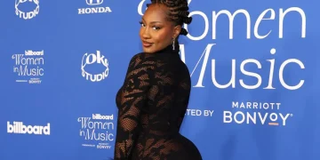 “It’s Okay, I Like Older Women” – Young Fan’s Bold Reply Leaves Tems Blushing Mid-Performance in Paris