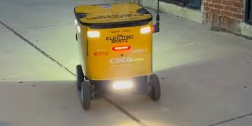 Chicago Residents Demand Pause on Robot Deliveries After Crashes and Sidewalk Congestion