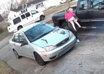 Mom Saves Daughter from Suspicious Van