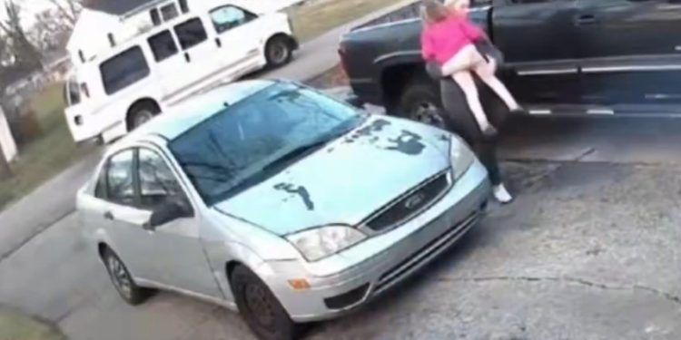 Mom Saves Daughter from Suspicious Van